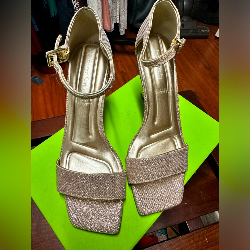 Franco Sarto NEW beautiful gold shoe. Size 7.